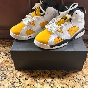 Boys Jordan 6 Retro Never Worn